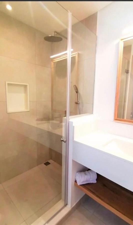 Eastern Blue Beachfront Luxury Apartment ป๊อสเตอ ลาฟาแยตต์ ภายนอก รูปภาพ